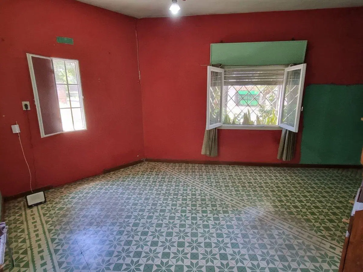Venta casa en esquina Llavallol 4