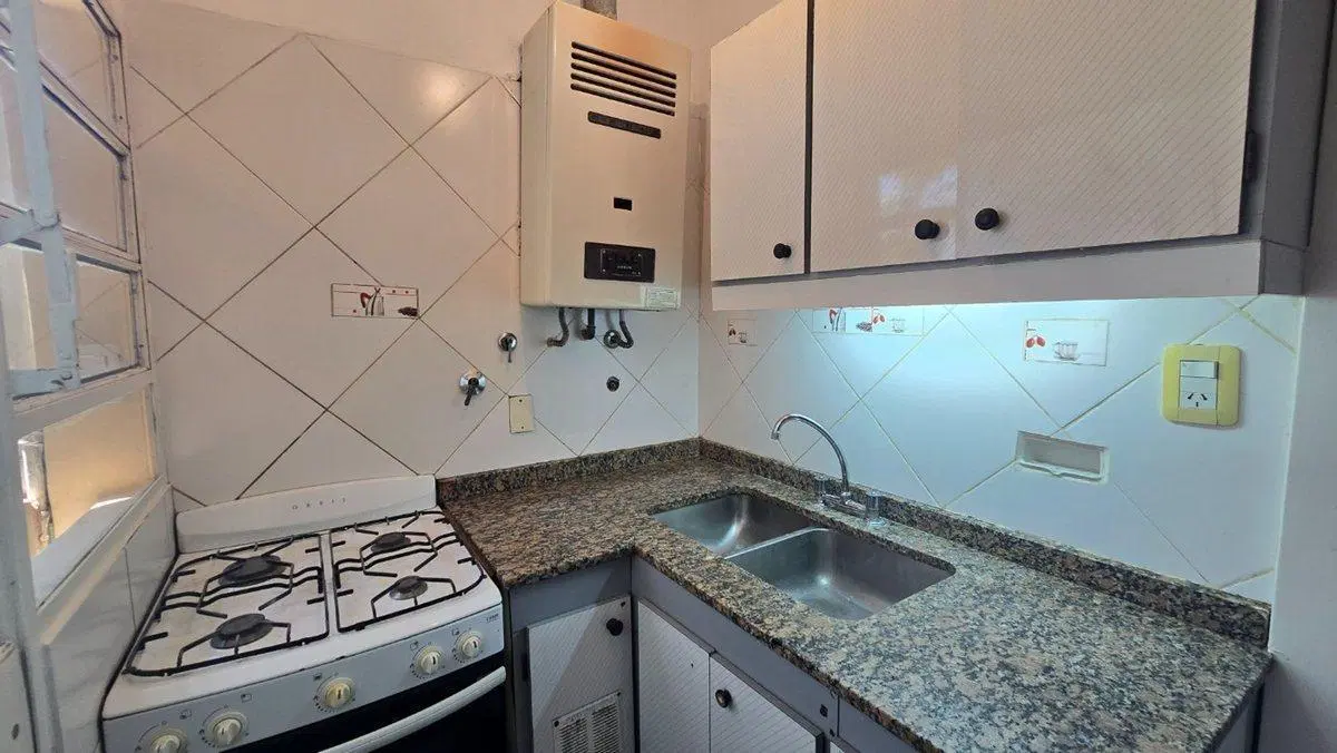 Venta luminoso depto. 2 amb. en Villa del Parque 8