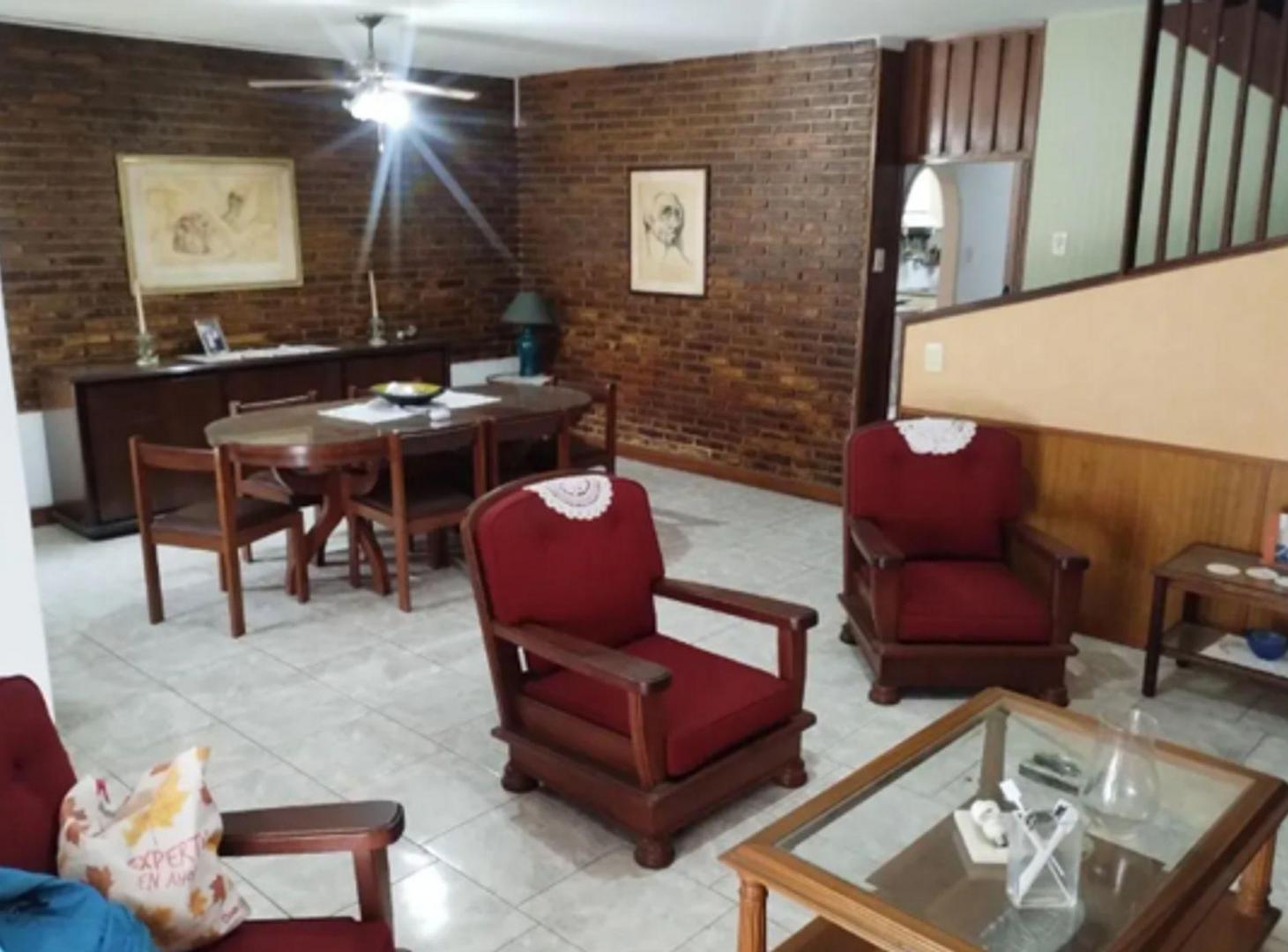 Foto de Chalet con segunda vivienda y patio central LanusO, imagen 2