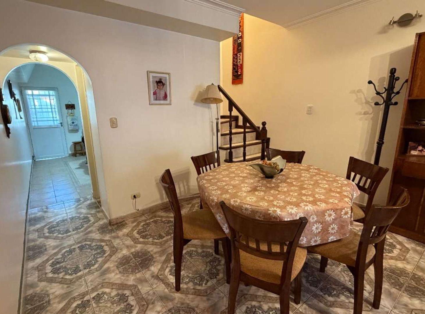 Foto de TRIPLEX 4 AMB - JARDIN, PARRILLA, COCHERA - HAEDO, imagen 1