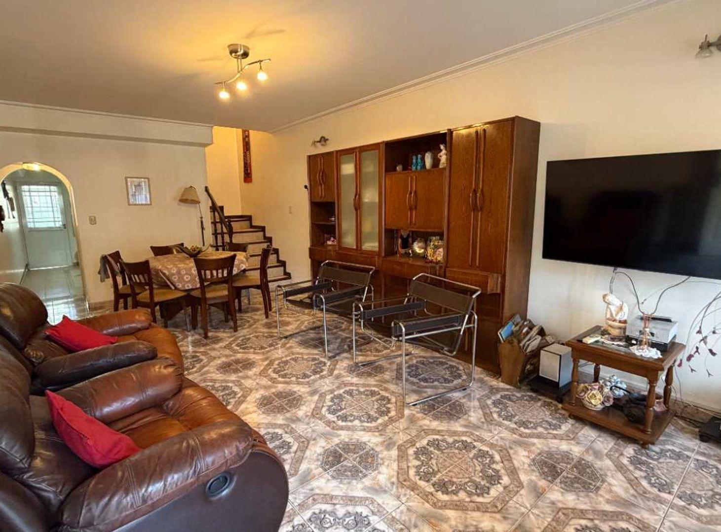 Foto de TRIPLEX 4 AMB - JARDIN, PARRILLA, COCHERA - HAEDO, imagen 2