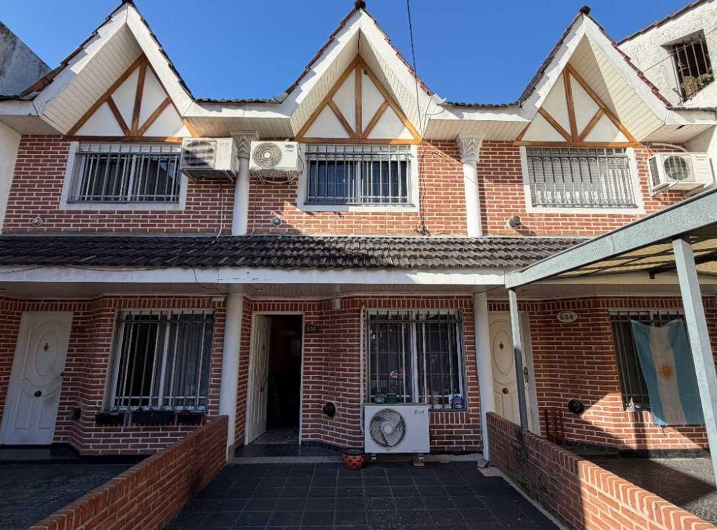 Foto de TRIPLEX 4 AMB - JARDIN, PARRILLA, COCHERA - HAEDO, imagen 3