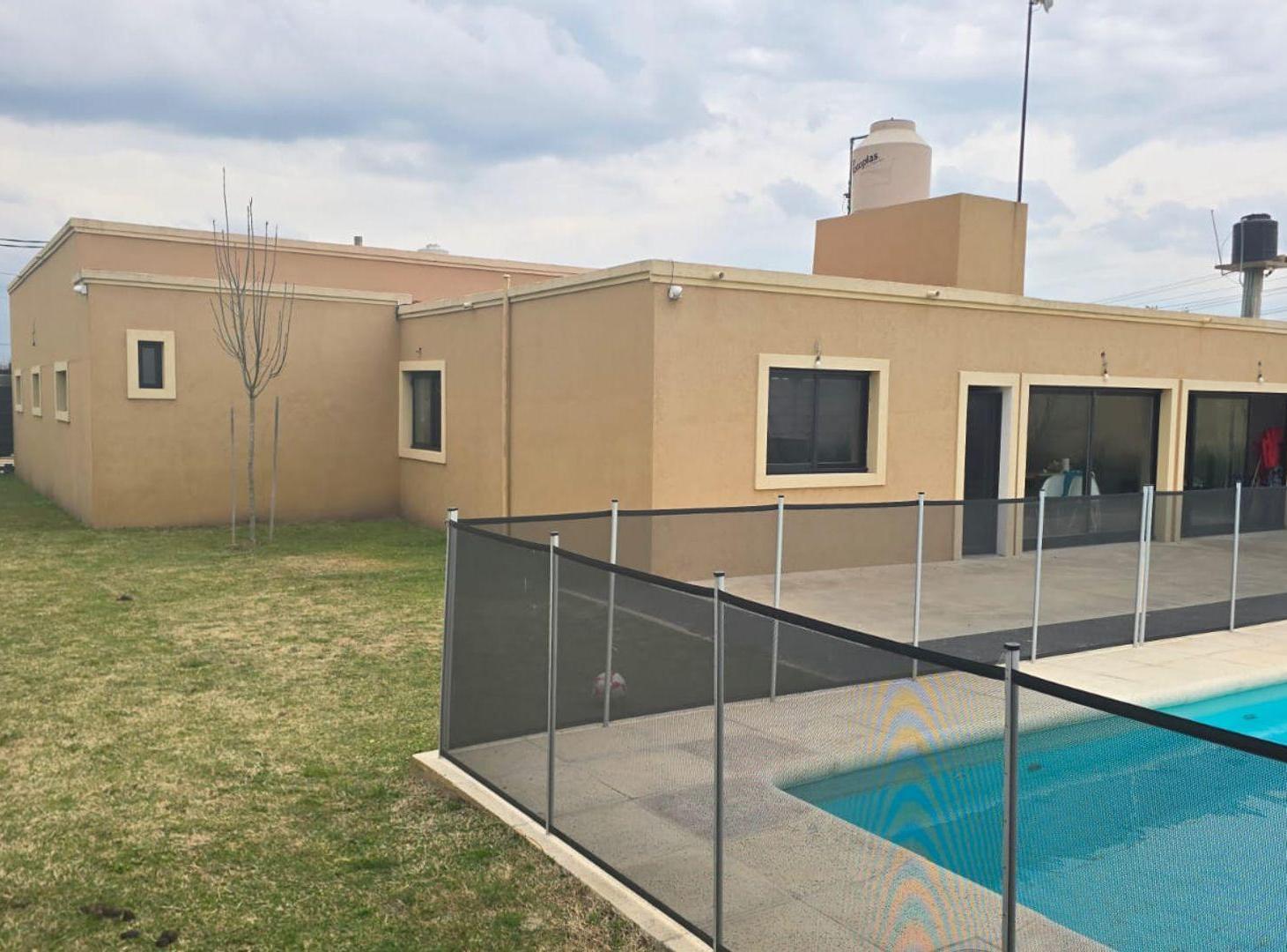 Foto de CASA QUINTA CON PILETA Y GALPON, imagen 4