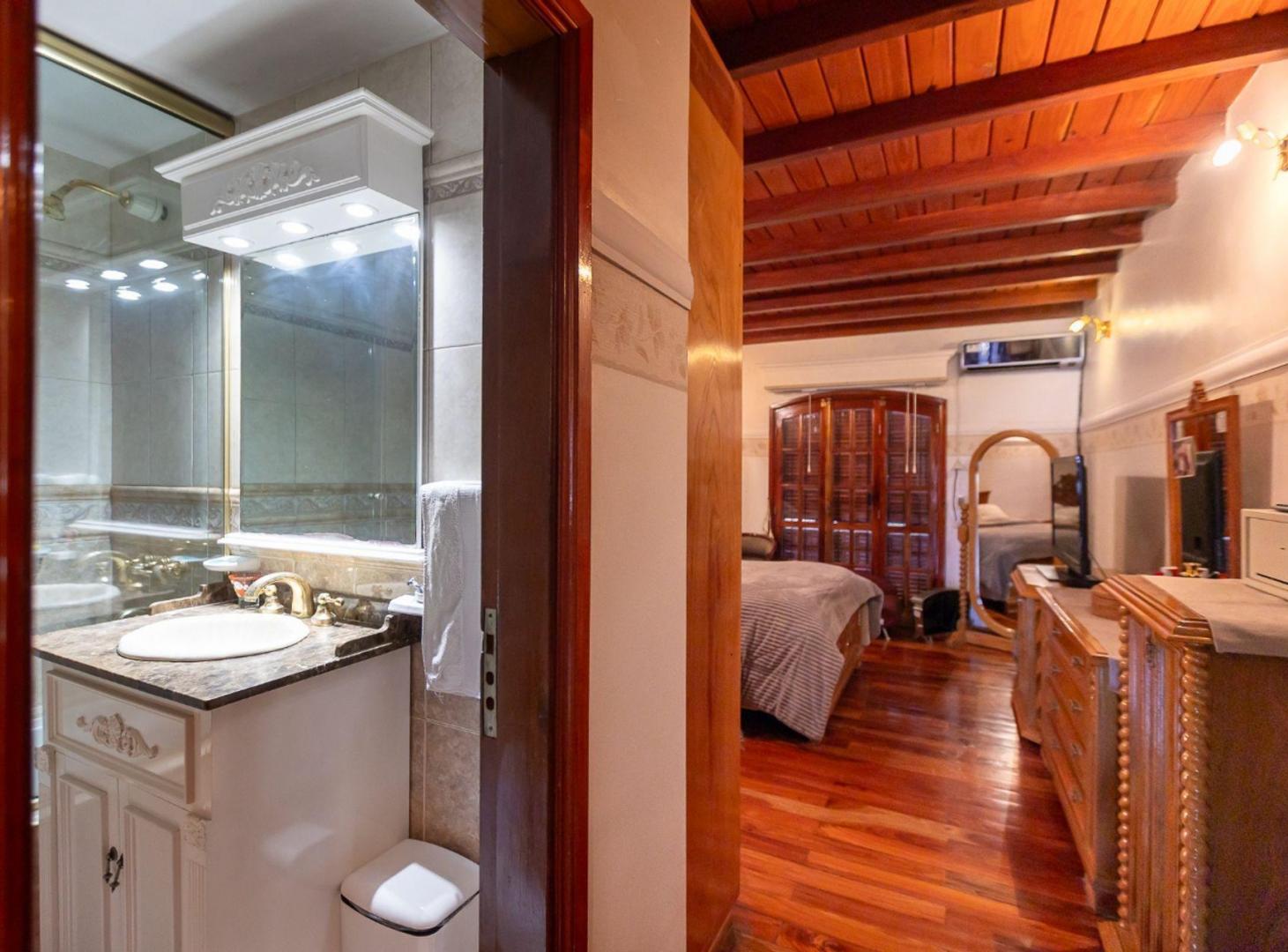 Foto de VENTA CASA 5amb EN MATADEROS/NAON C/PATIO Y PILETA, imagen 2