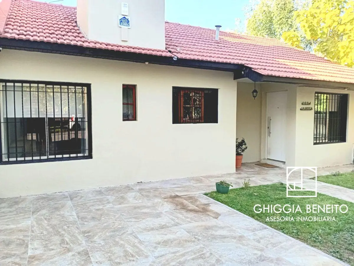 Hermosa Casa con jardín, patio y quincho garaje Bº Cumelen 2