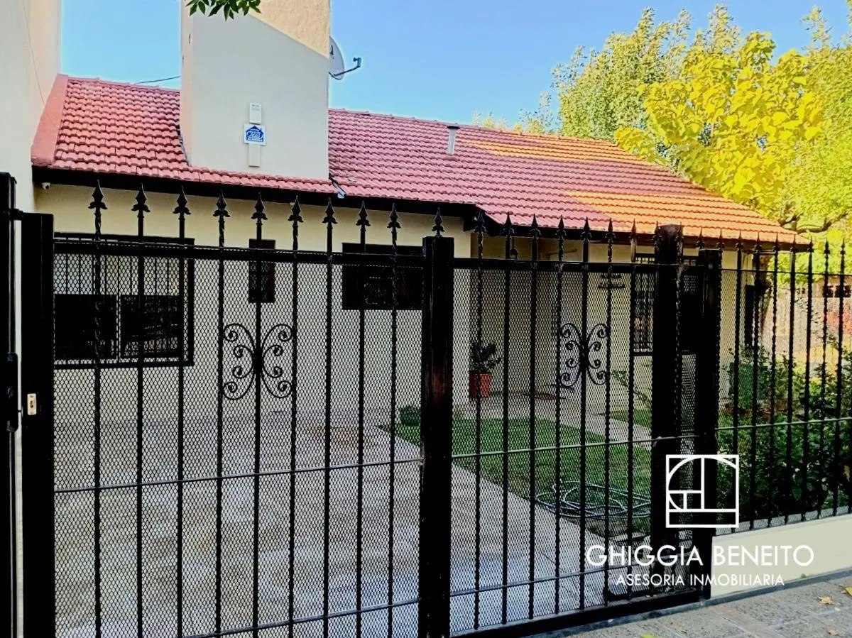 Hermosa Casa con jardín, patio y quincho garaje Bº Cumelen 5