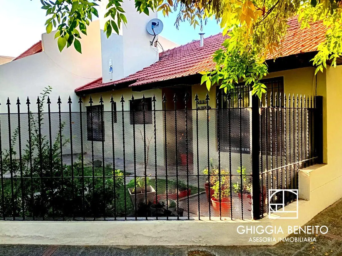 Hermosa Casa con jardín, patio y quincho garaje Bº Cumelen 3