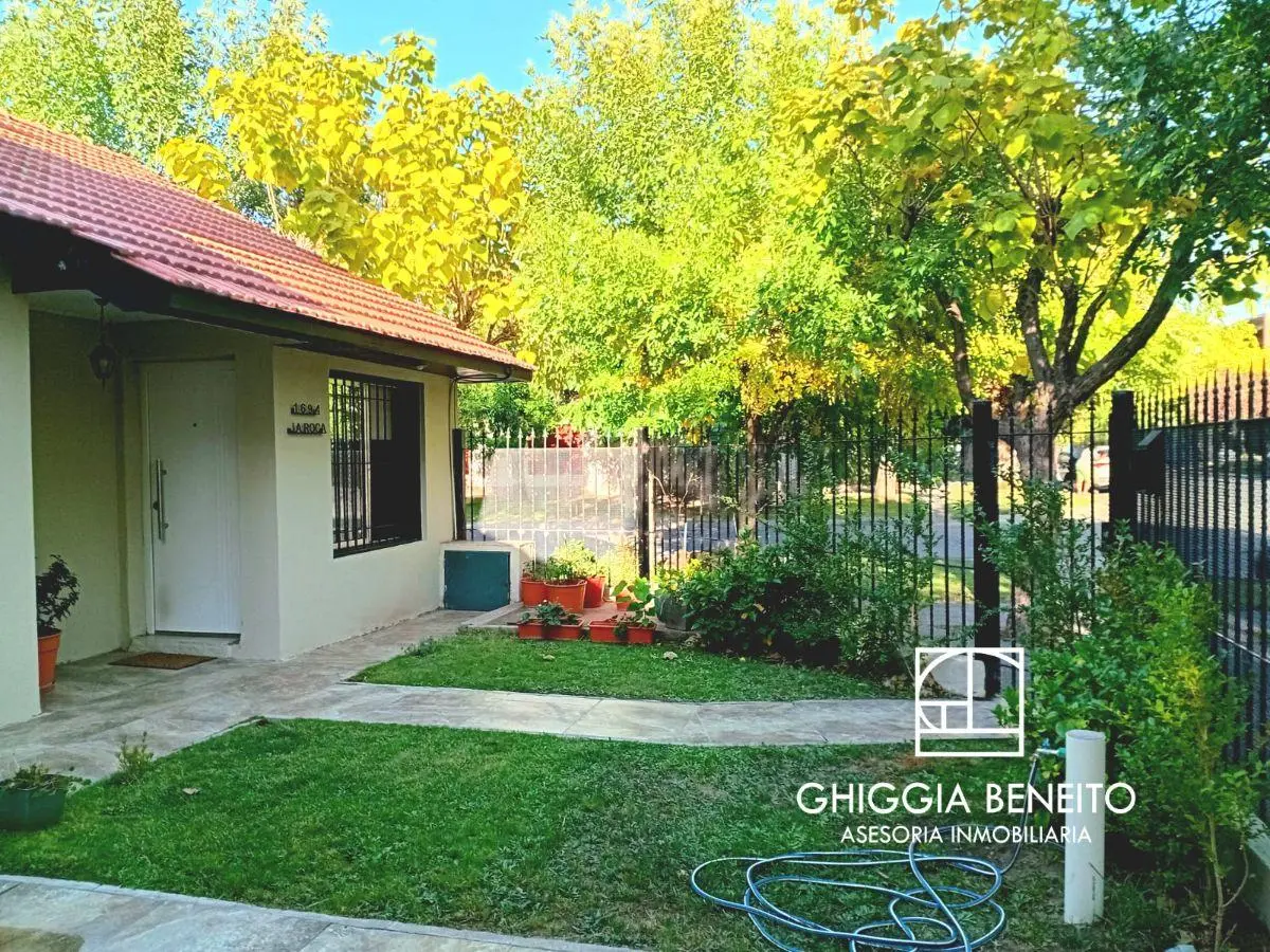 Hermosa Casa con jardín, patio y quincho garaje Bº Cumelen 1