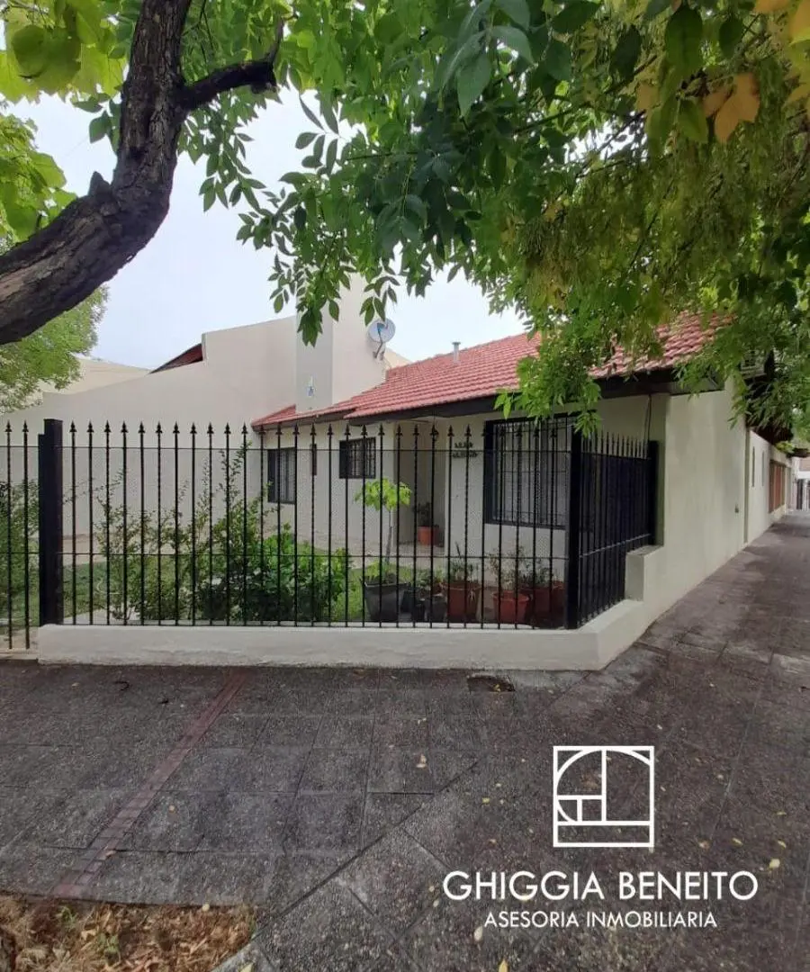 Hermosa Casa con jardín, patio y quincho garaje Bº Cumelen 4