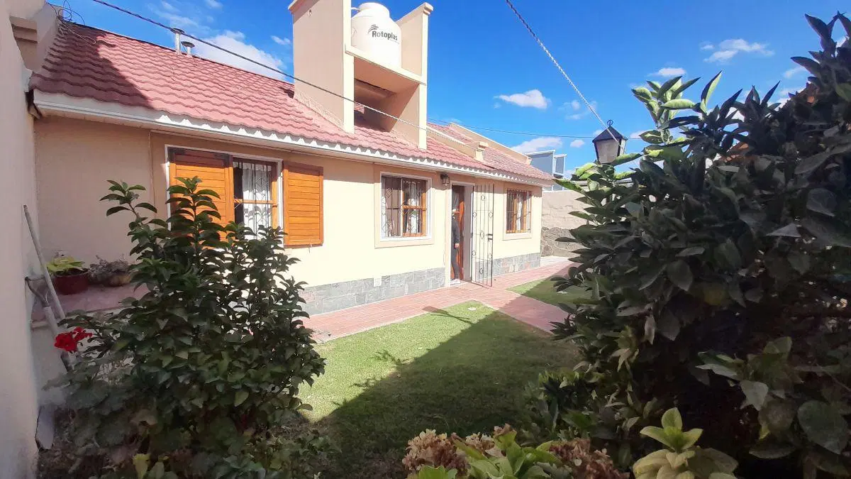 Casa 2 dorm, jardín y quincho - Centenario 4