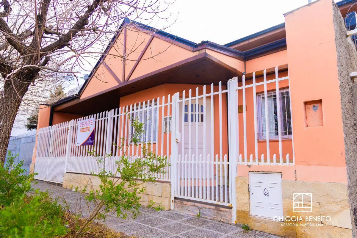 Casa 3 dorm /Estudio VENTA en Roca 1565 Barrio Cumelen 2