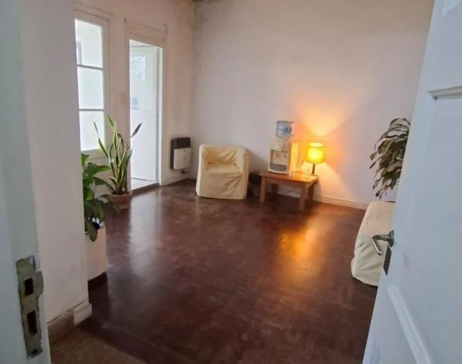 Departamento único al frente en Planta Alta por escalera propia 4