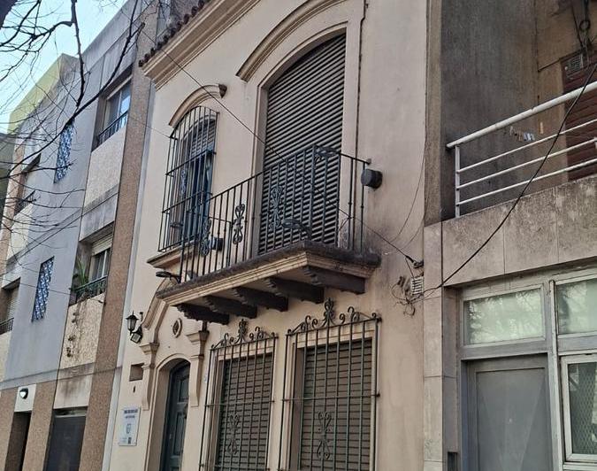 Departamento único al frente en Planta Alta por escalera propia 3
