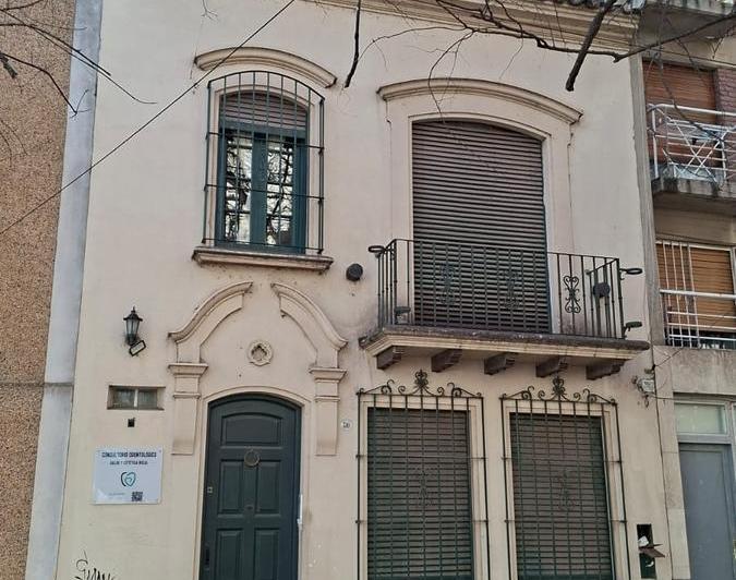 Departamento único al frente en Planta Alta por escalera propia 2