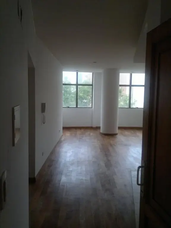 Departamento en edificio circular muy amplio de un dormitorio 5