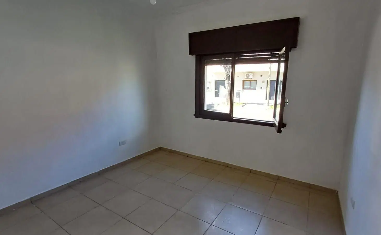 Casa de 2 dormitorios con patio en lote de 10x10 5