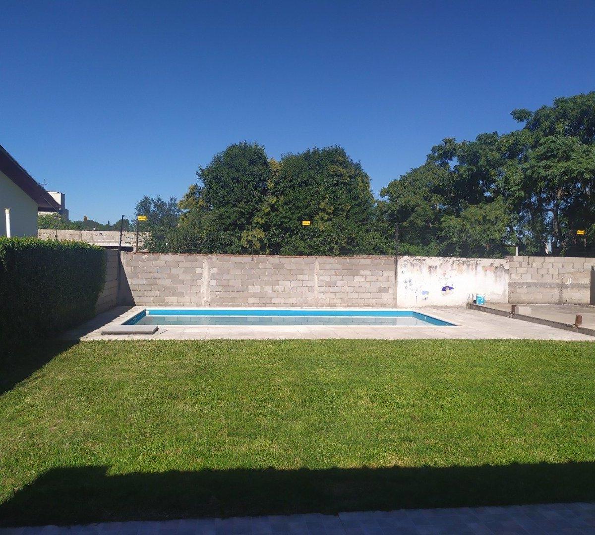 Casa en Tanti. Amplio Quincho, Pileta. 5
