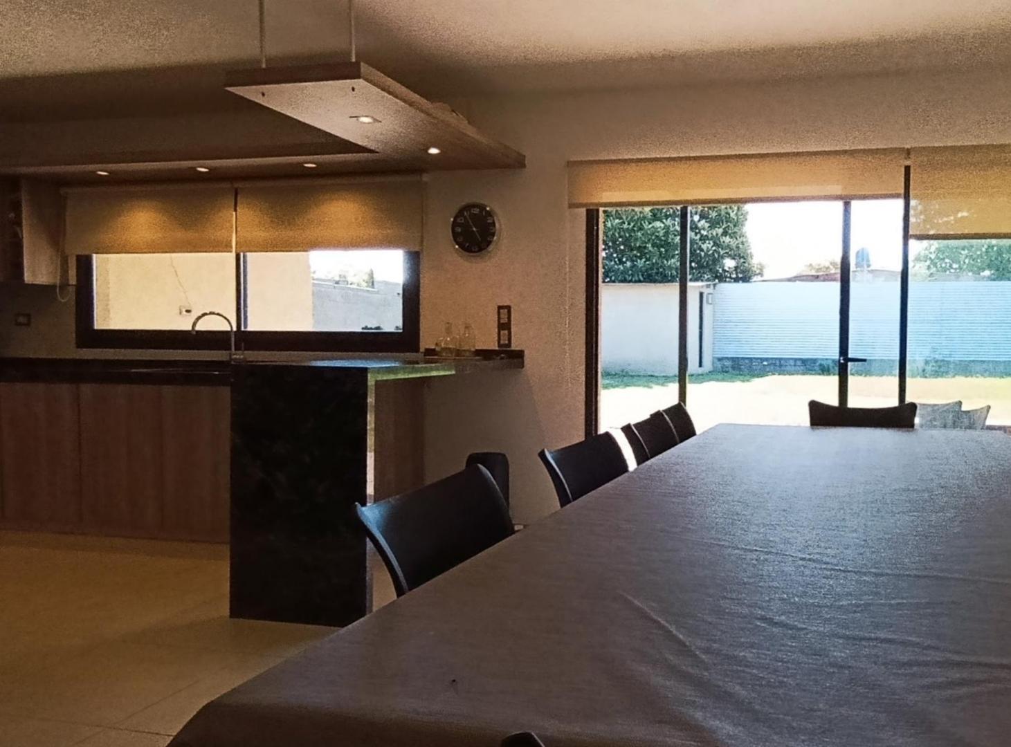 Foto de Casa moderna con parque en venta. Tanti, a mts de R.28, imagen 5