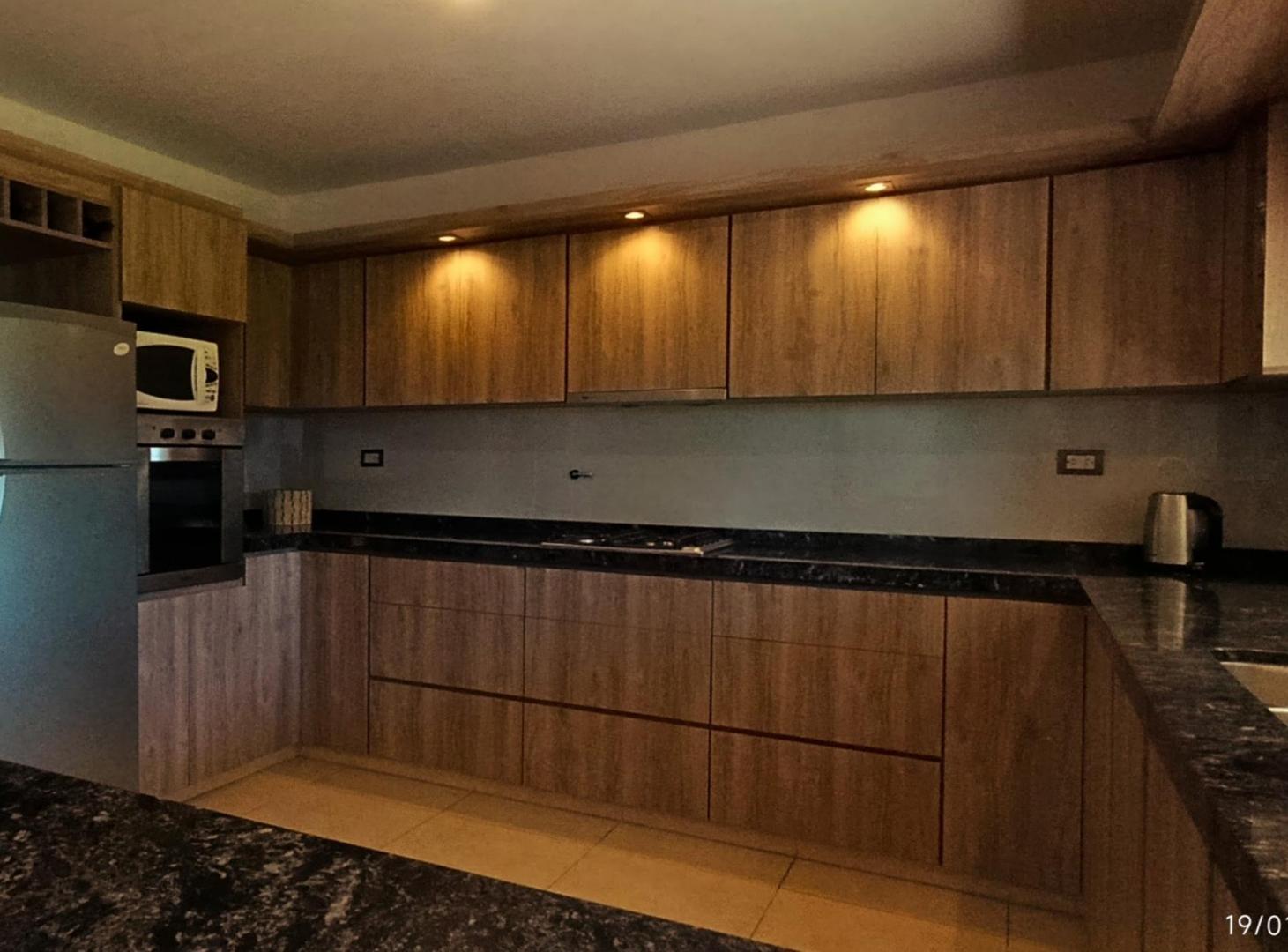 Foto de Casa moderna con parque en venta. Tanti, a mts de R.28, imagen 1