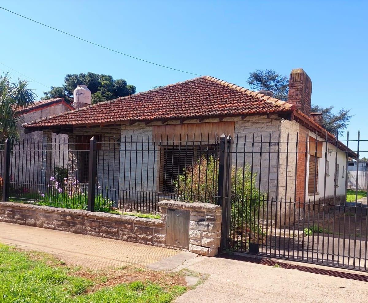 Excelente lote de 1188 m2 con casa de 4 amb, quincho y galpón, excelente entorno