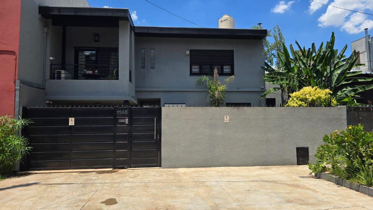 EXCELENTE CASA 4 AMBIENTES CON PILETA, INMEJORABLE ZONA - IMPECABLE!!!