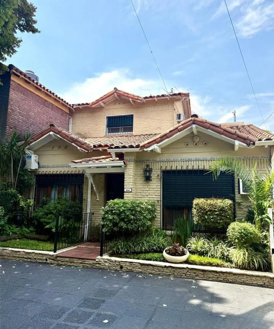 IMPECABLE CASA, A METROS DEL HIPODROMO, 3 dorm (2 en P.B.), 2 BAÑOS, PATIO Y TERRAZA 1