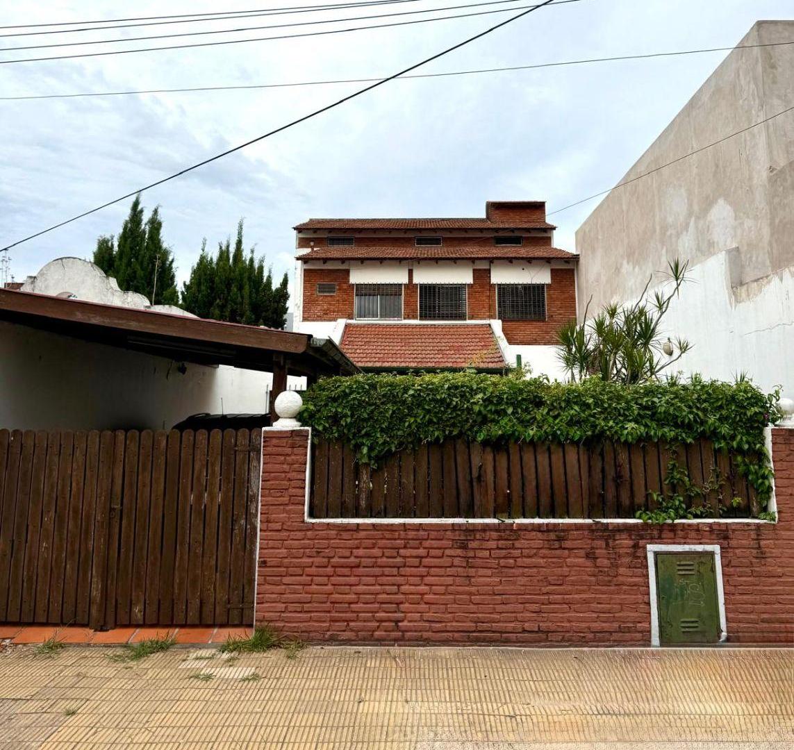 CASA LOTE PROPIO 9 X 23, EXCELENTE UBIACIÓN, A RECICLAR Y CON GRAN POTENCIAL!