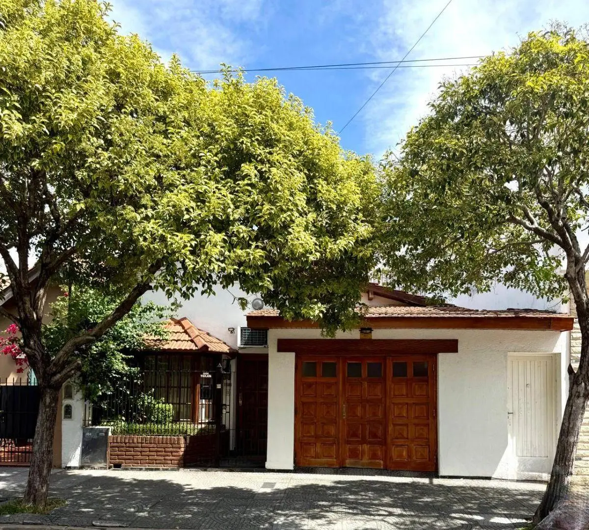 EN EXCELENTE ENTORNO, CASA 3 DORM, HERMOSO PATIO, GARAGE 1