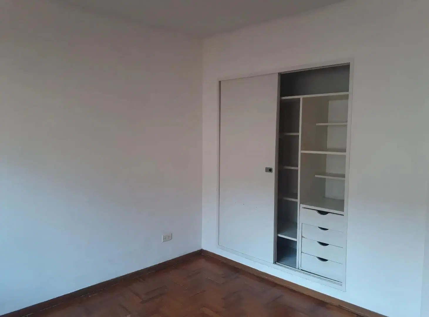 ALQUILER DEPTO. 3 AMBIENTES EN ACASSUSO, C/COCHERA 4