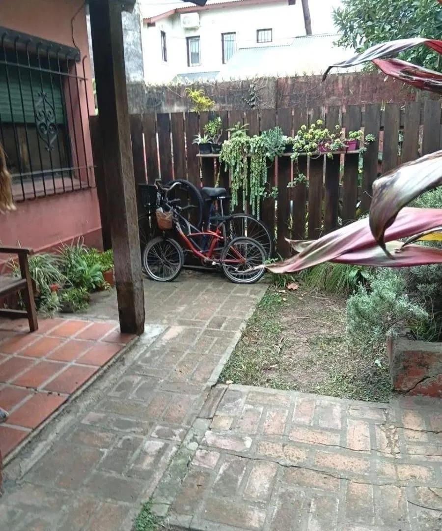Casa de seis ambientes ideal para dos familias o reciclar. 4