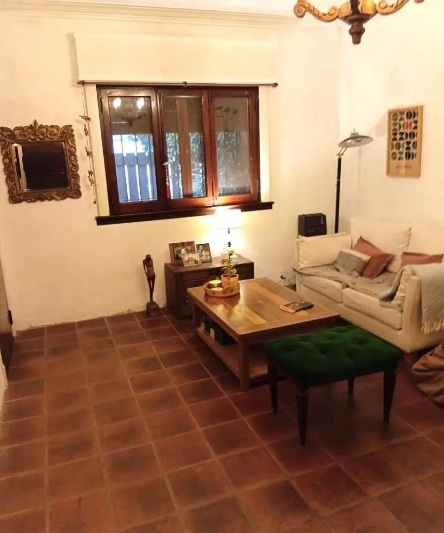 Casa de seis ambientes ideal para dos familias o reciclar. 1