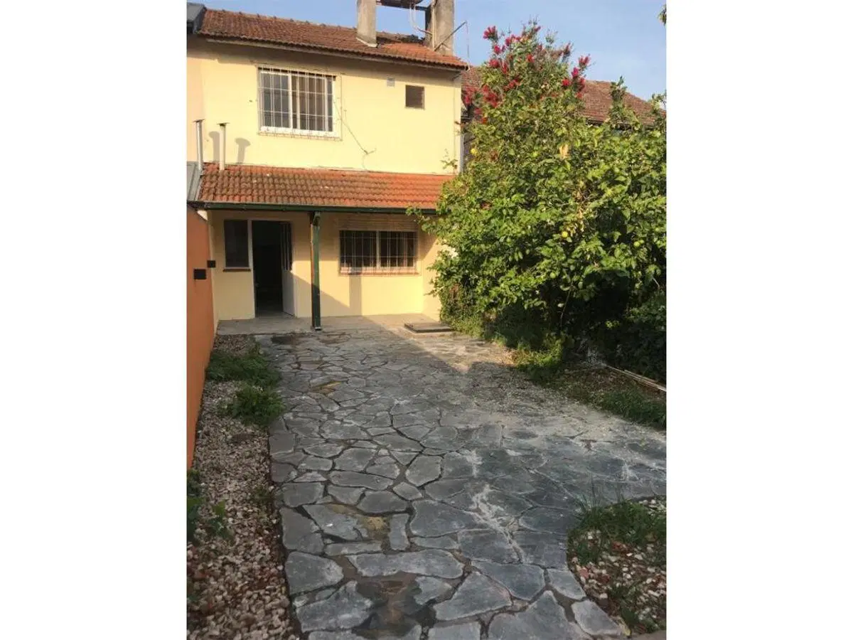 OPORTUNIDAD! DUPLEX LOTE 5 X 30, 3 DORMITORIOS (UNO EN P.B.), 2 BAÑOS, COCHERA 2