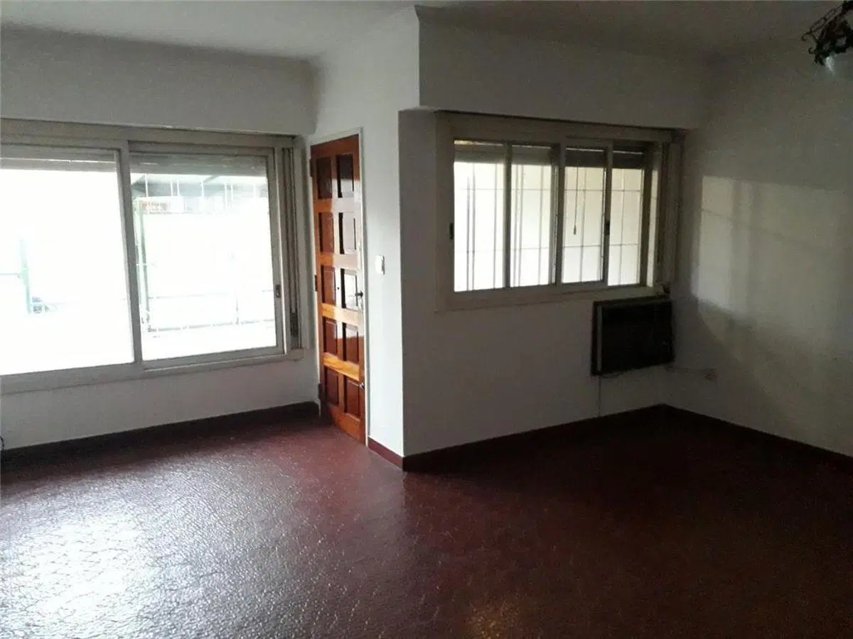 OPORTUNIDAD! DUPLEX LOTE 5 X 30, 3 DORMITORIOS (UNO EN P.B.), 2 BAÑOS, COCHERA 5