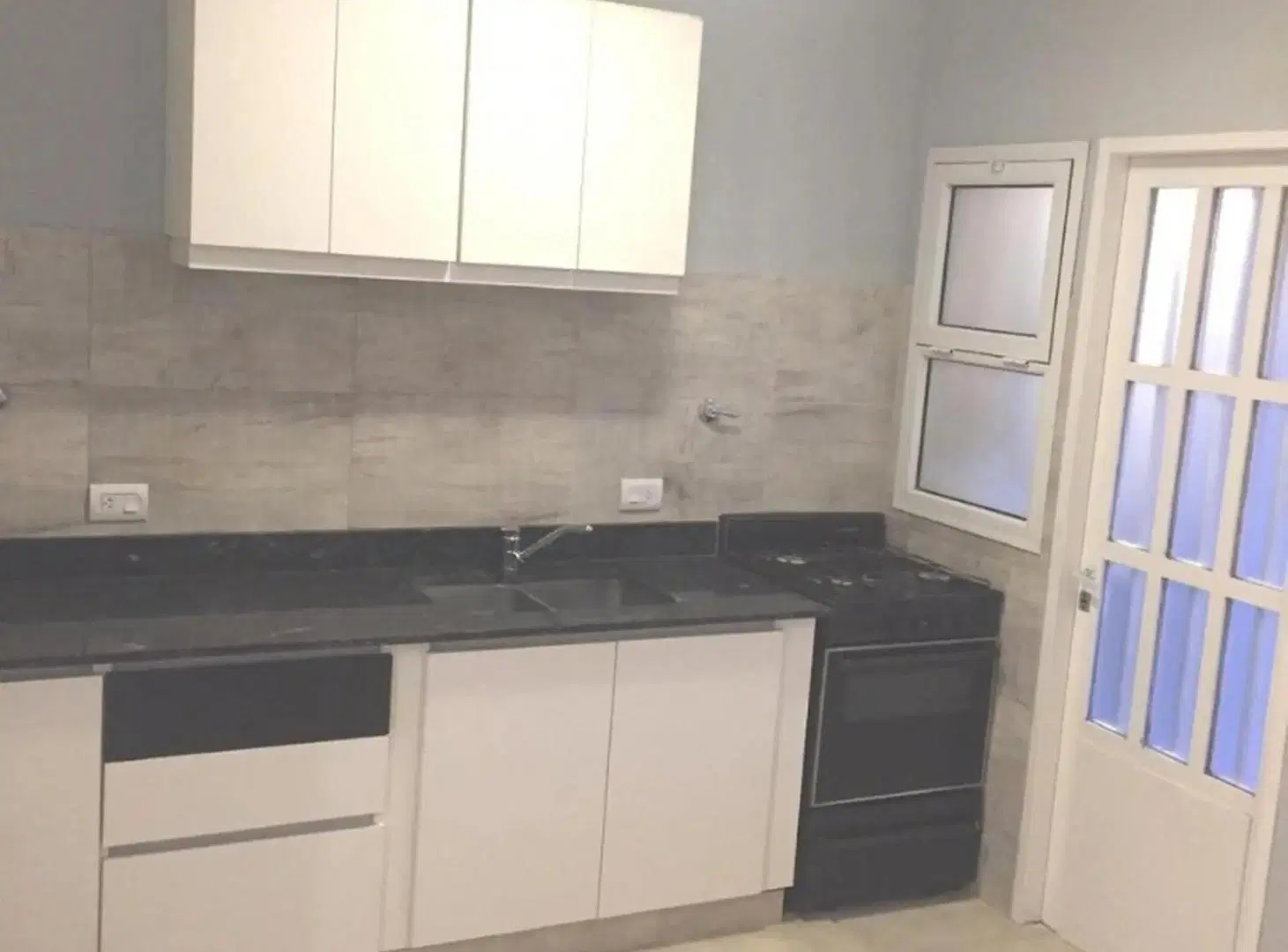 EXCELENTE DUPLEX, 4 AM , CON BALCON Y GRAN JARDIN CON PARRILLA , A 4 DE LA PALZA DE MARTINEZ !! 3