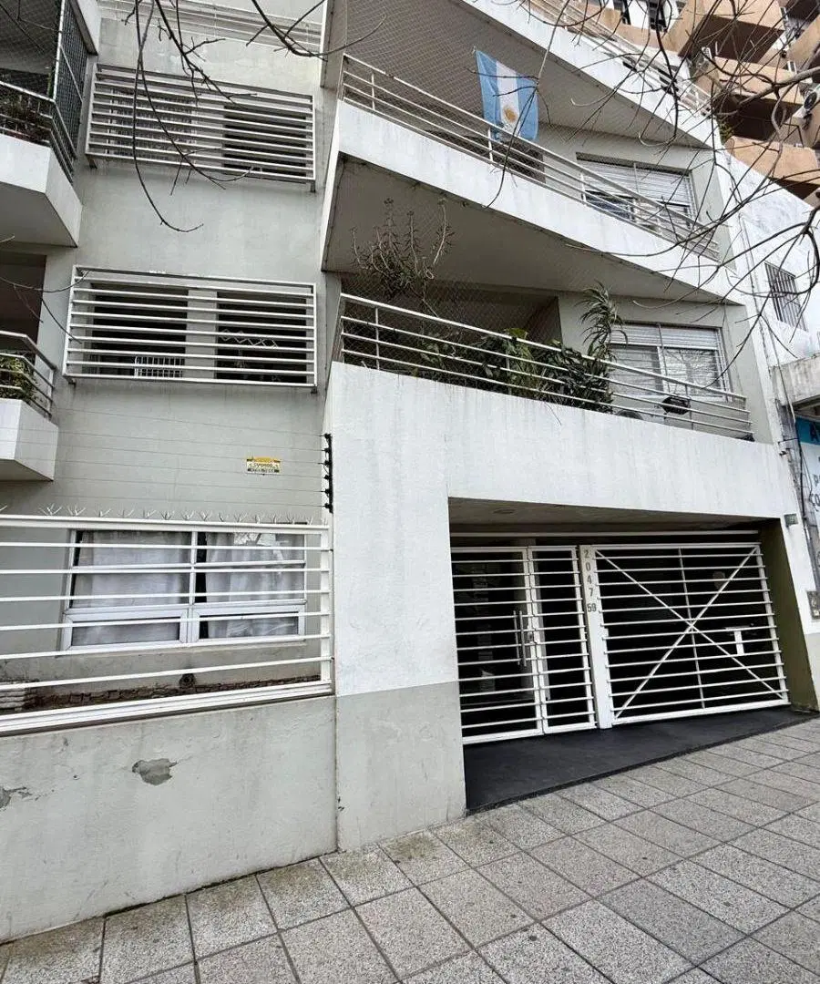 Excelente depto a metros del centro comercial y estacion, 3 amb, toil, baño, balcon aterrazado, coch 2