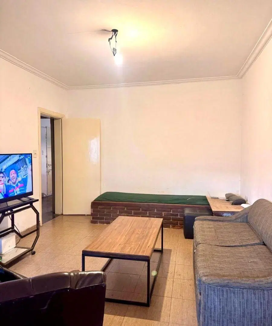 CASA EN LOTE PROPIO, DE 2 AMBIENTES CON POSIBILIDADES DE AMPLIACION, JARDIN 5