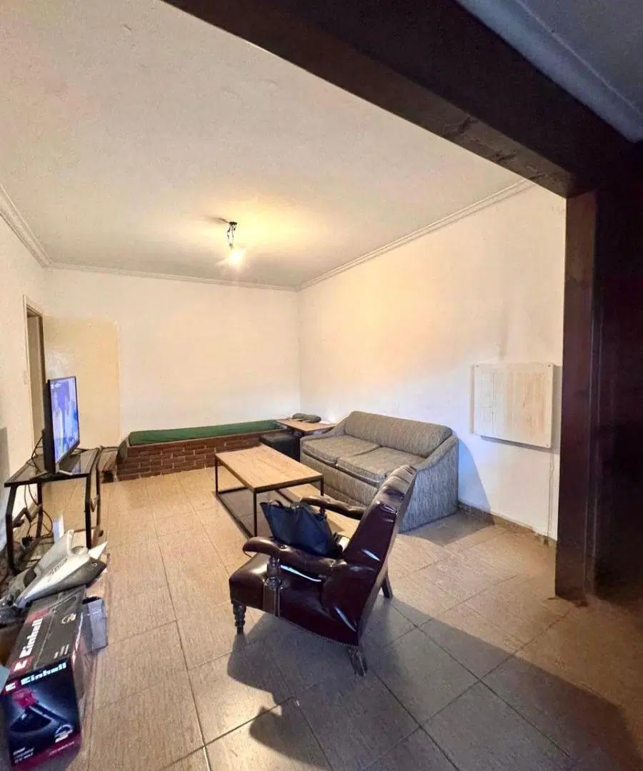 CASA EN LOTE PROPIO, DE 2 AMBIENTES CON POSIBILIDADES DE AMPLIACION, JARDIN 2