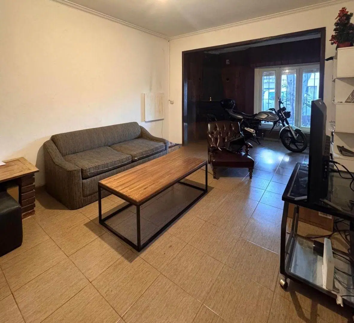 CASA EN LOTE PROPIO, DE 2 AMBIENTES CON POSIBILIDADES DE AMPLIACION, JARDIN 3