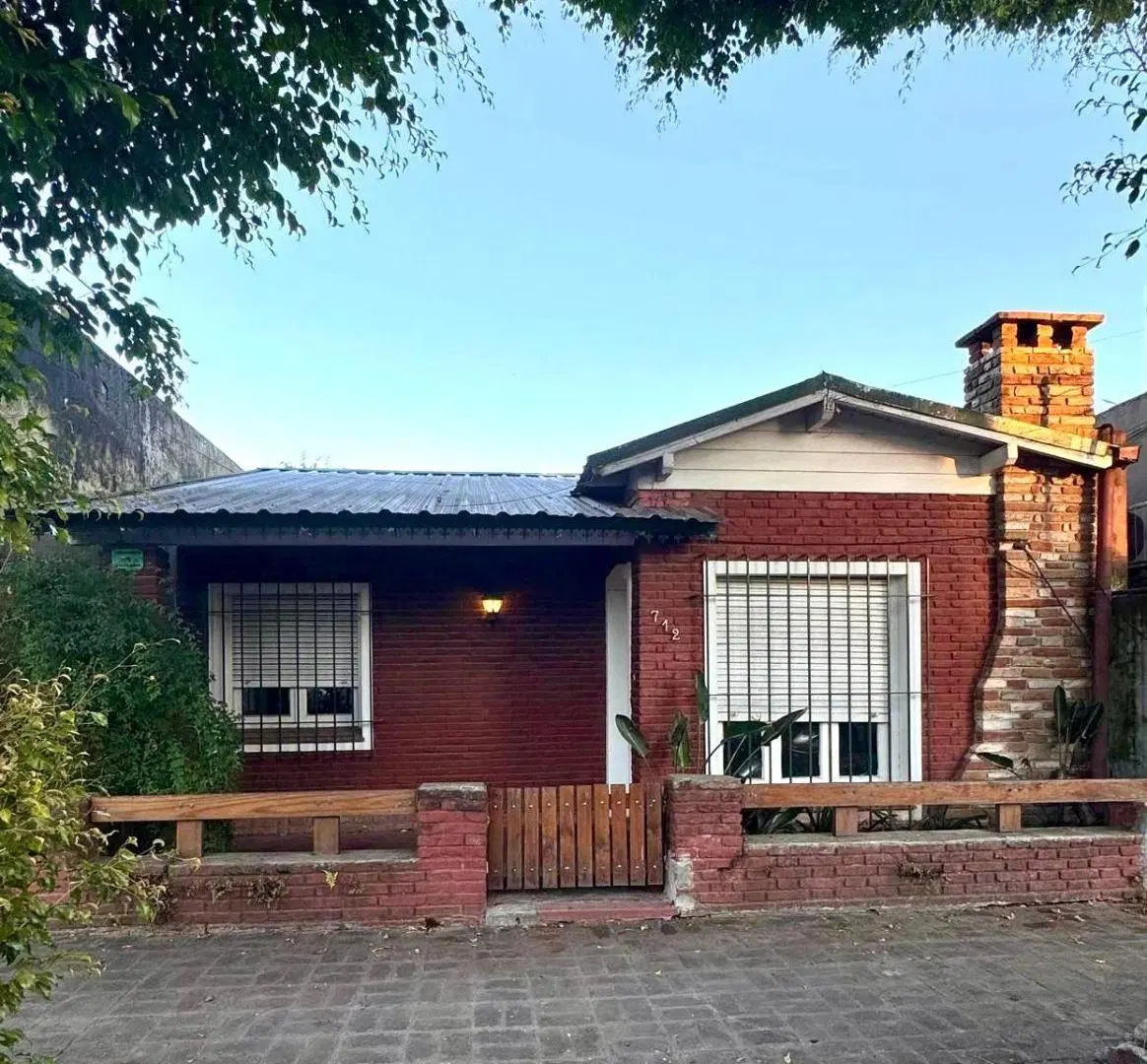 CASA EN LOTE PROPIO, DE 2 AMBIENTES CON POSIBILIDADES DE AMPLIACION, JARDIN 8