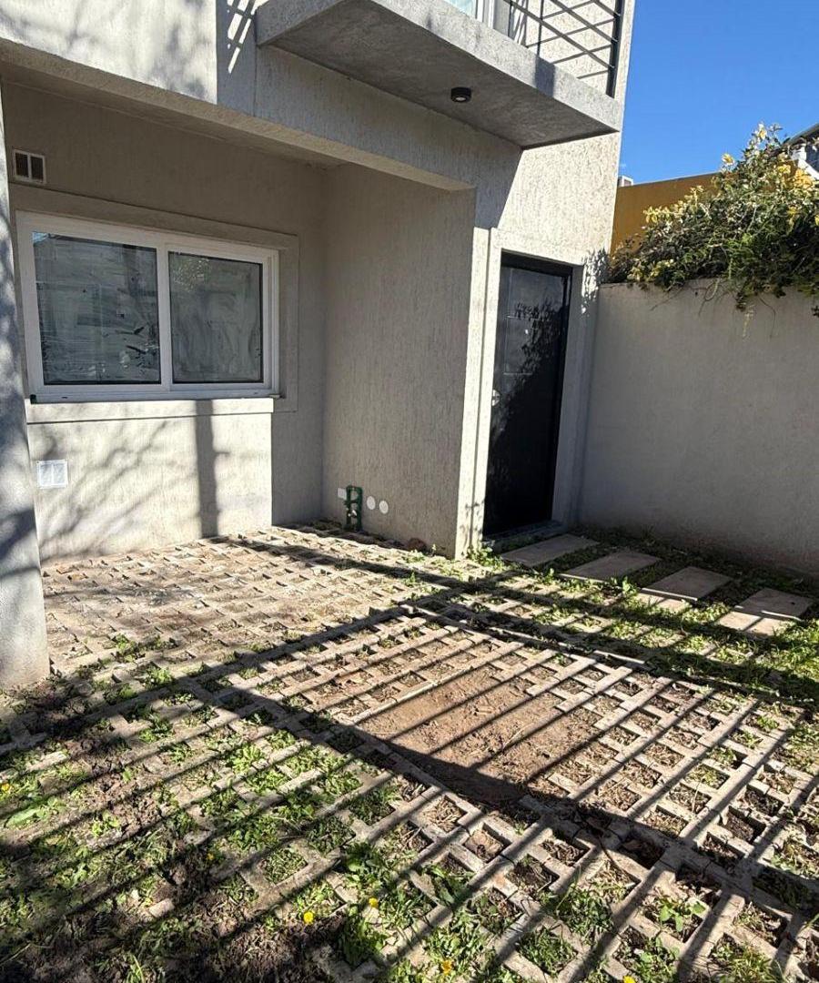 Foto de Excelente duplex a estrenar! 2 domitorios (suite) play, jardin, cochera, imagen 2