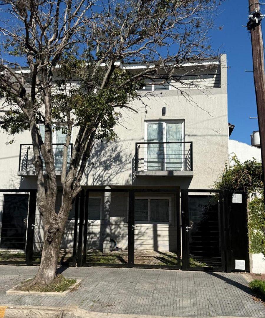 Foto de Excelente duplex a estrenar! 2 domitorios (suite) play, jardin, cochera, imagen 1