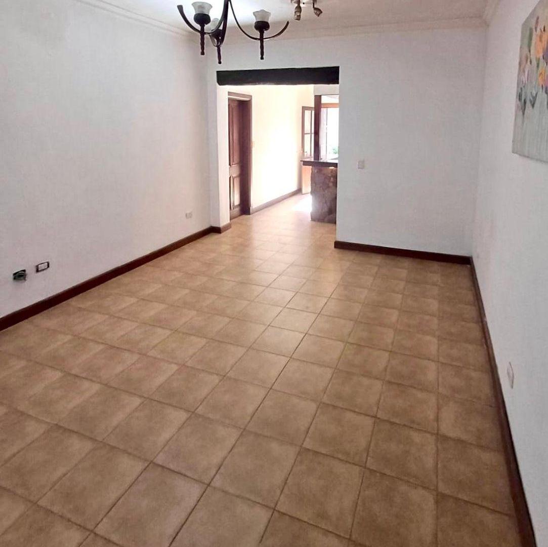 Foto de EN EXCELENTE UBICACION, CASA EN LOTE PROPIO CON 2 DORMITORIOS +, imagen 4