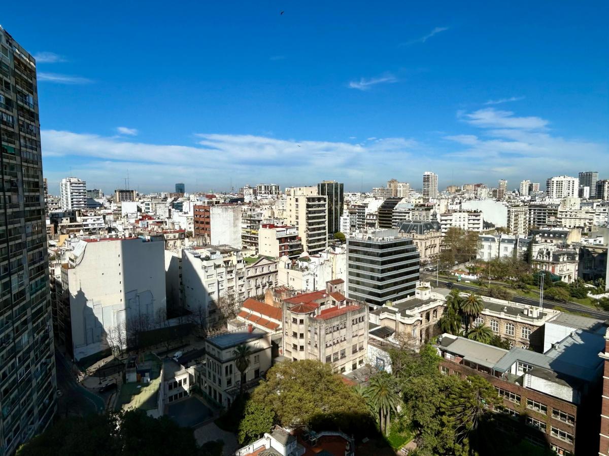 Venta - Retiro - 4 Dorm. en Suite. Piso Alto. Cochera. Impecable. 1