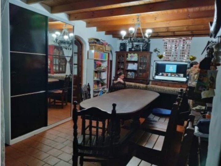 CASA CON AMPLIO ESPACIO VERDE Y COCHERA CUBIERTA