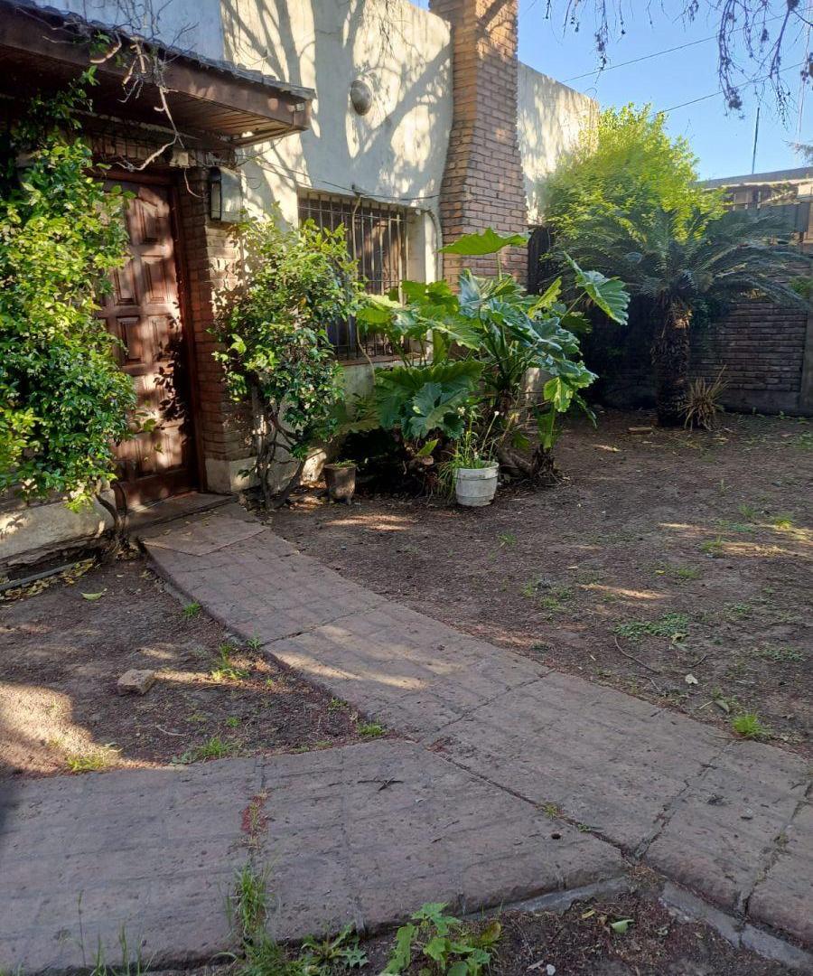 CASA CON AMPLIO ESPACIO VERDE Y COCHERA CUBIERTA