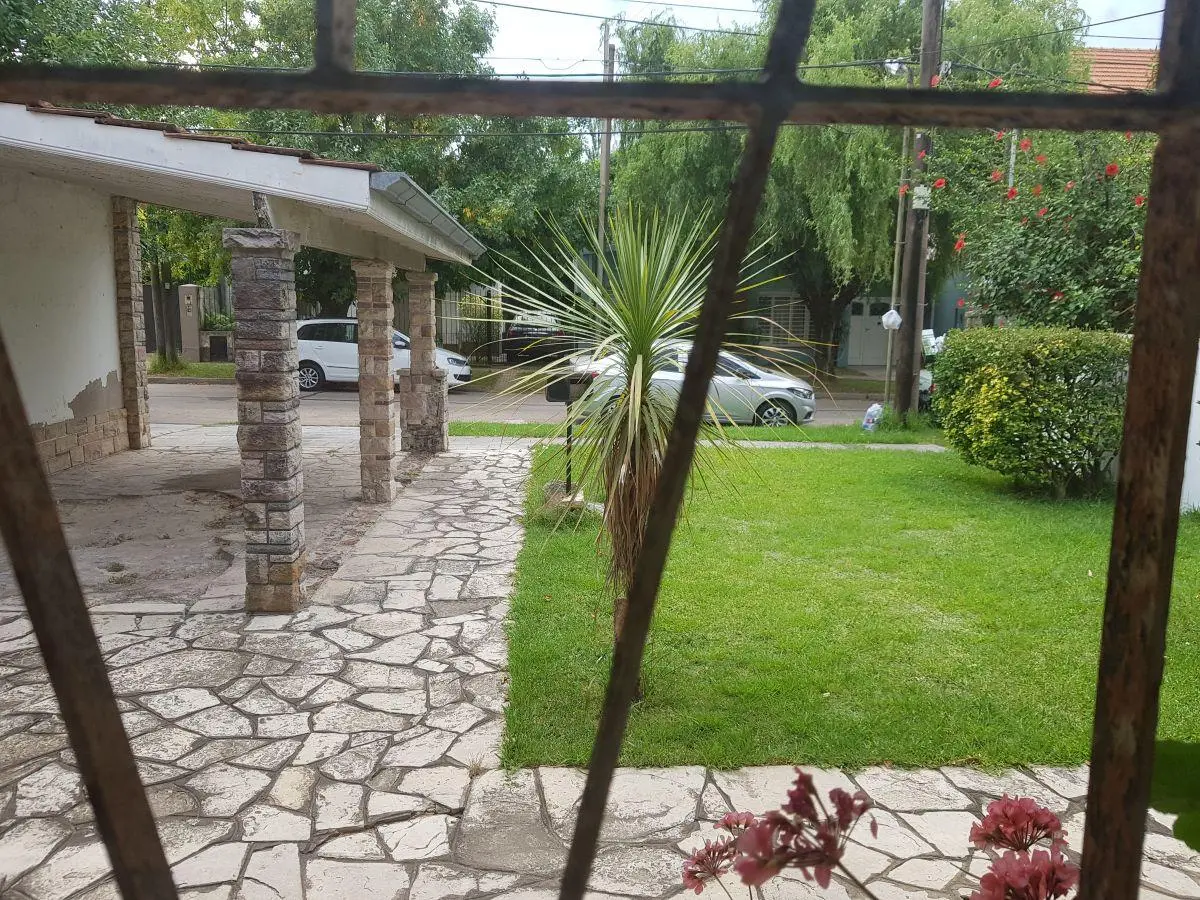 Casa con jardín y 3 dormitorios en venta en Parque Bernal 8