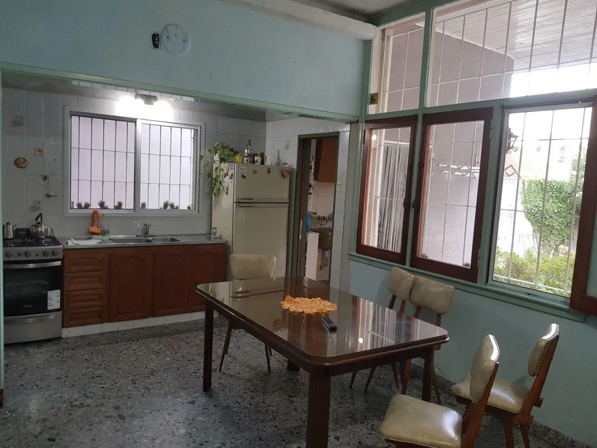 Casa con jardín y 3 dormitorios en venta en Parque Bernal 2