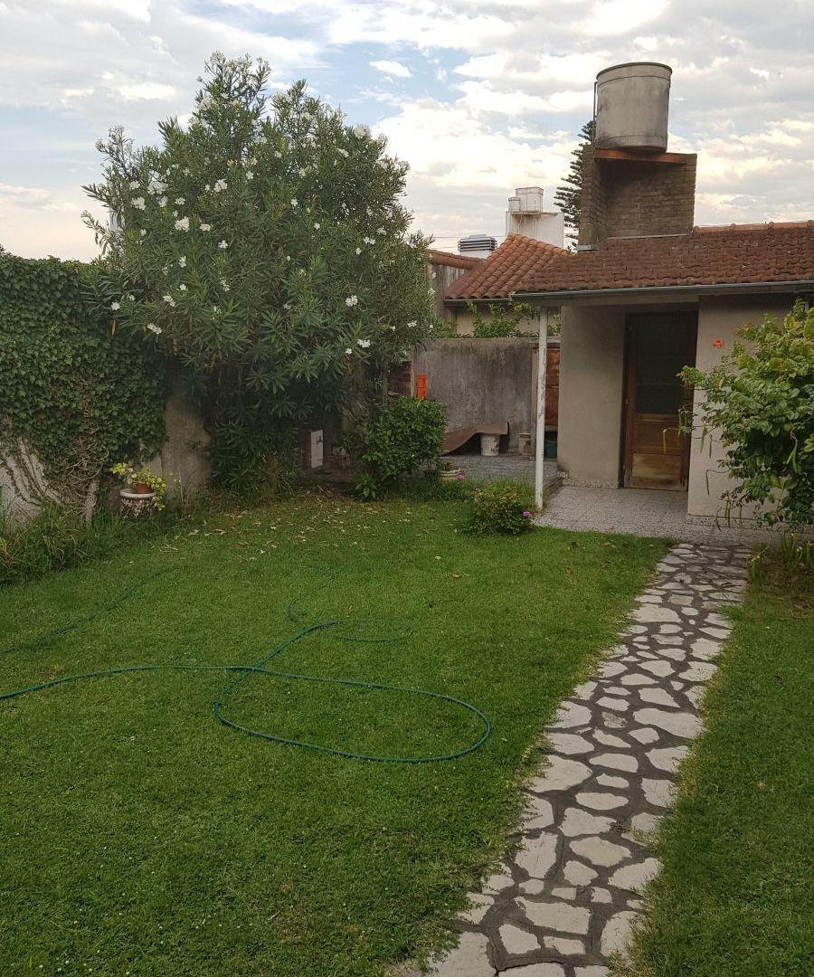 Casa con jardín y 3 dormitorios en venta en Parque Bernal