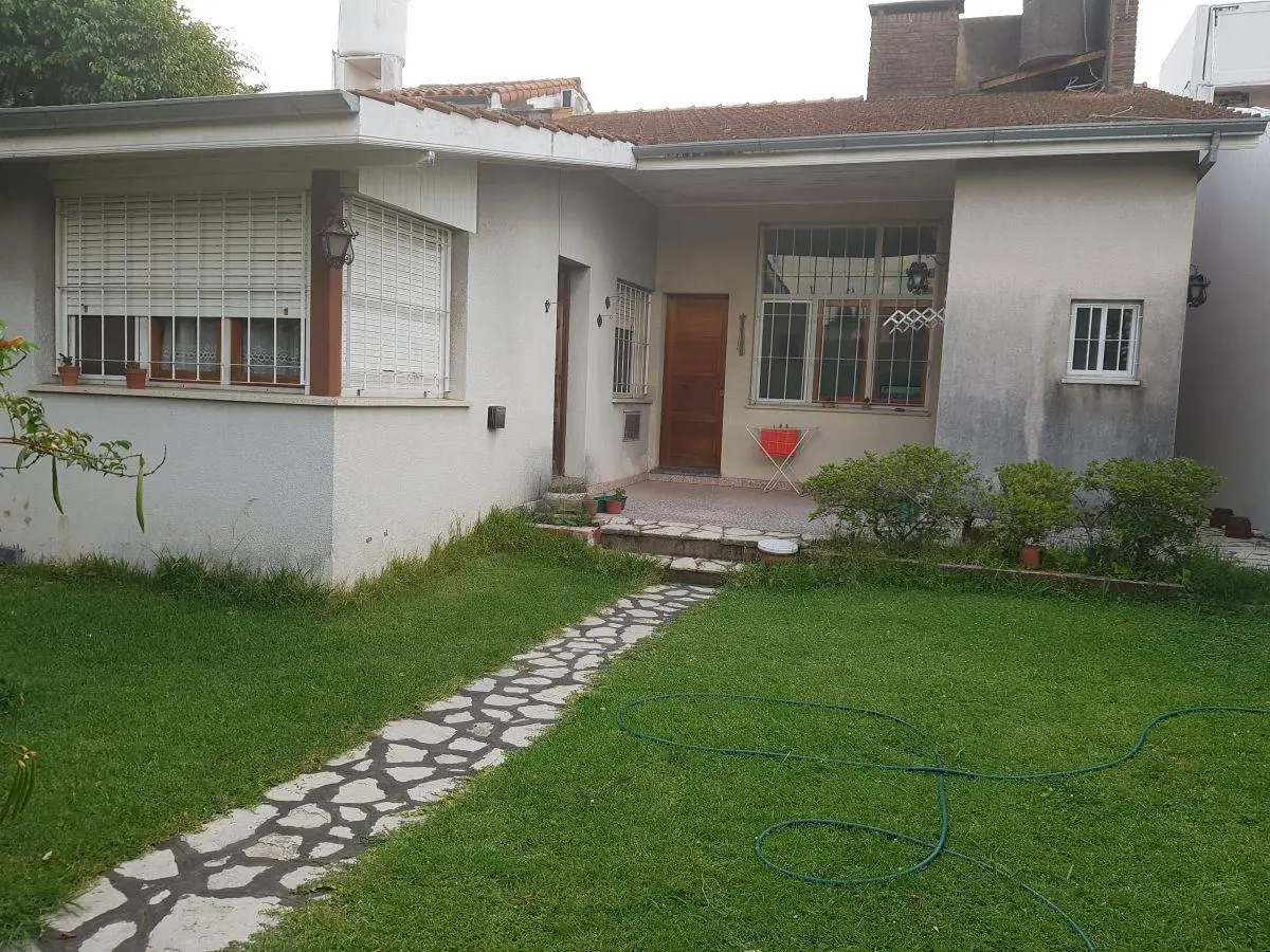 Casa con jardín y 3 dormitorios en venta en Parque Bernal 3