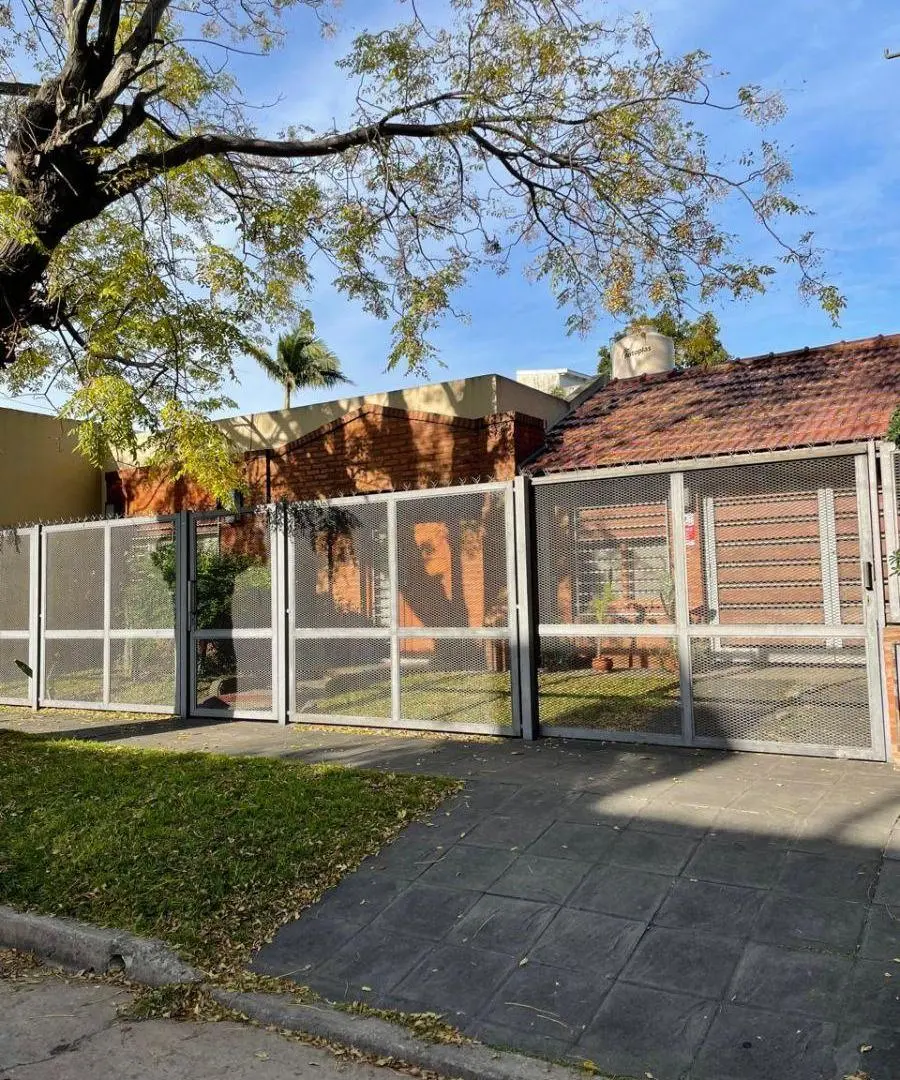 Casa con 216 m² y 3 dormitorios en venta en Parque Bernal 2